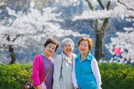 仲良く笑う3人の高齢女性