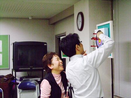 吹矢で世代を超えた交流